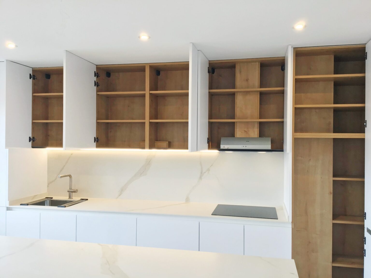 Cocina-puertas-abiertas-scaled