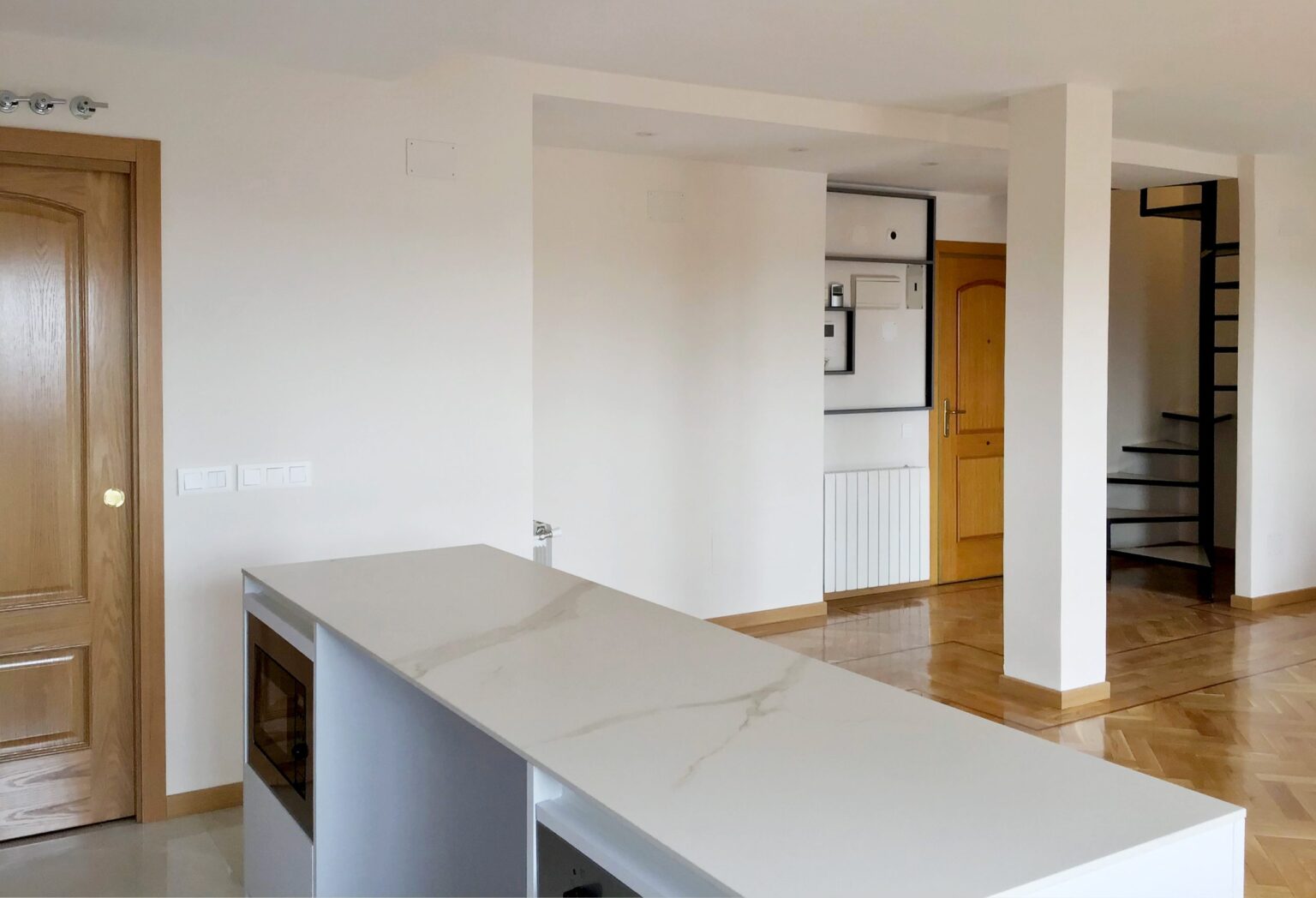 Cocina-y-entrada-scaled