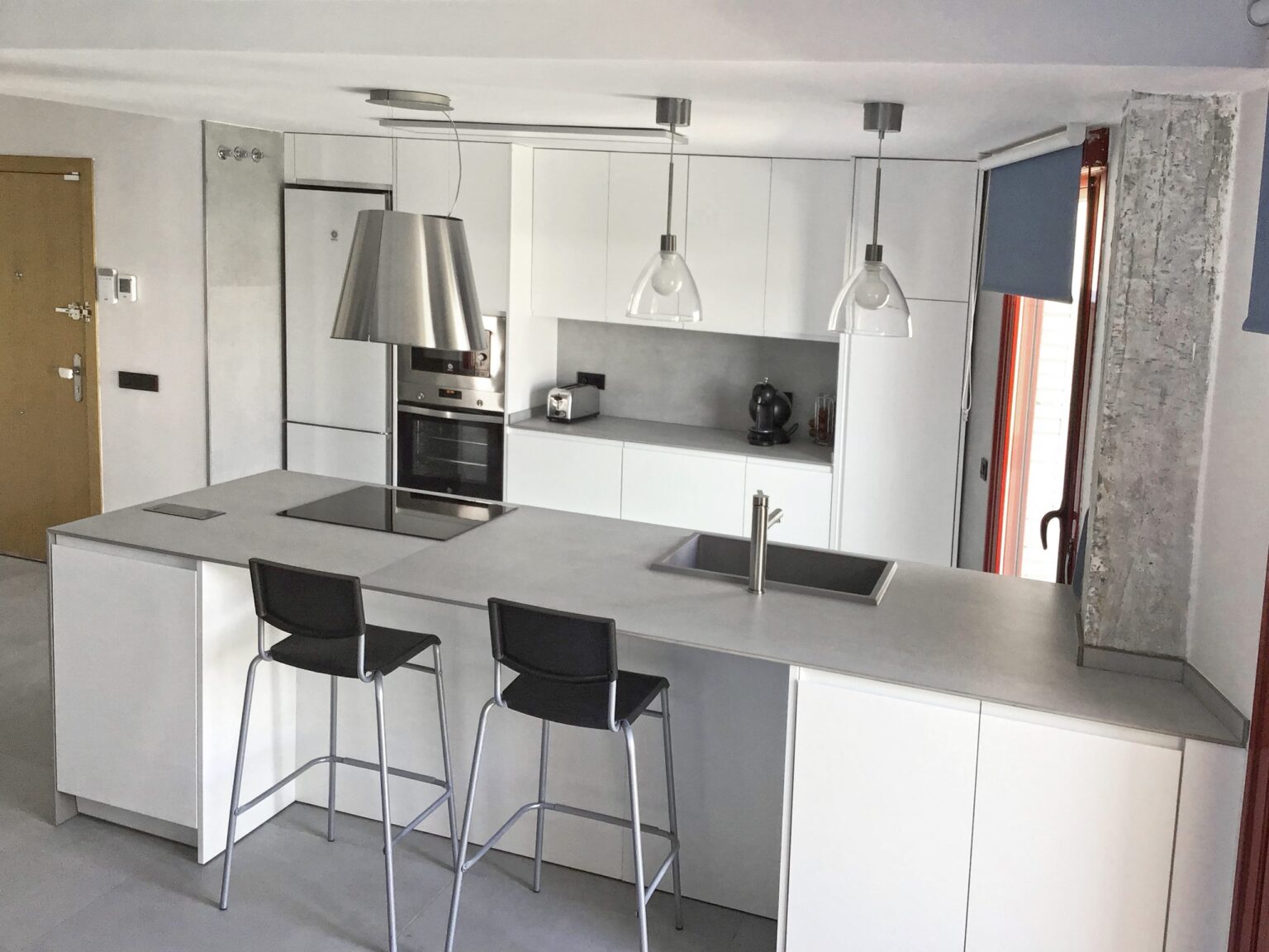 Instalación de encimeras de cuarzo y mobiliario de cocina a medida en Madrid, Montecarmelo, Pozuelo…